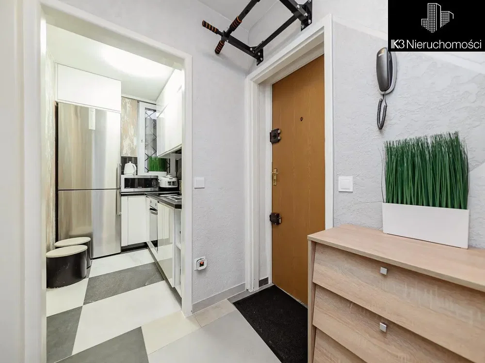 Kuhinja; kuhinjski aparati, prirodno svjetlo, moderni stil