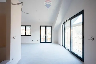 Dnevna soba; prirodno svjetlo, potrebna renovacija