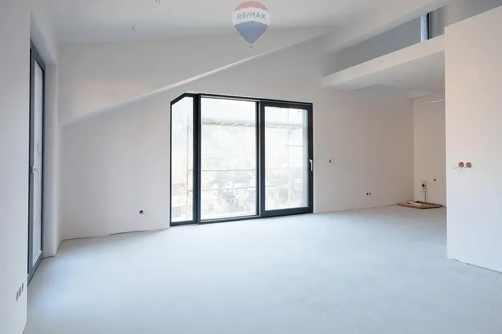 Dnevna soba; prirodno svjetlo, potrebna renovacija, pogled