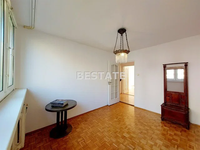 Camera; pavimento in legno, luce naturale