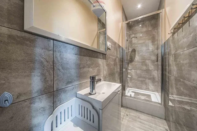 Banyo; fayans zemin, tadilatlı, doğal ışık, modern stil