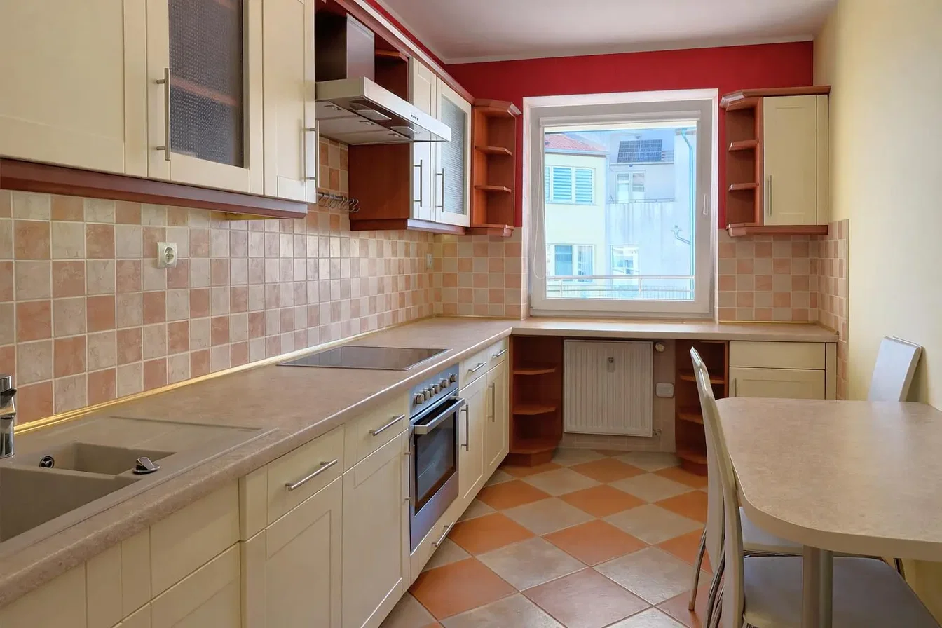 Keuken; keukenapparatuur, uitzicht, tegelvloer, natuurlijk licht