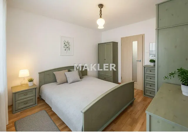 Spálňa; drevená podlaha, prirodzené svetlo