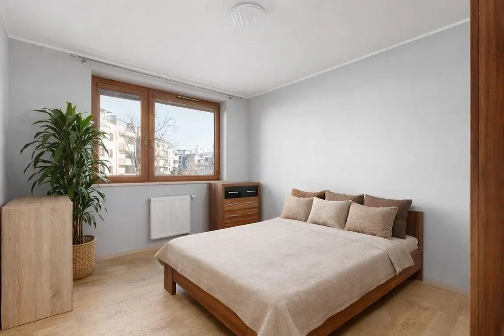 Spavaća soba; prirodno svjetlo, drveni pod