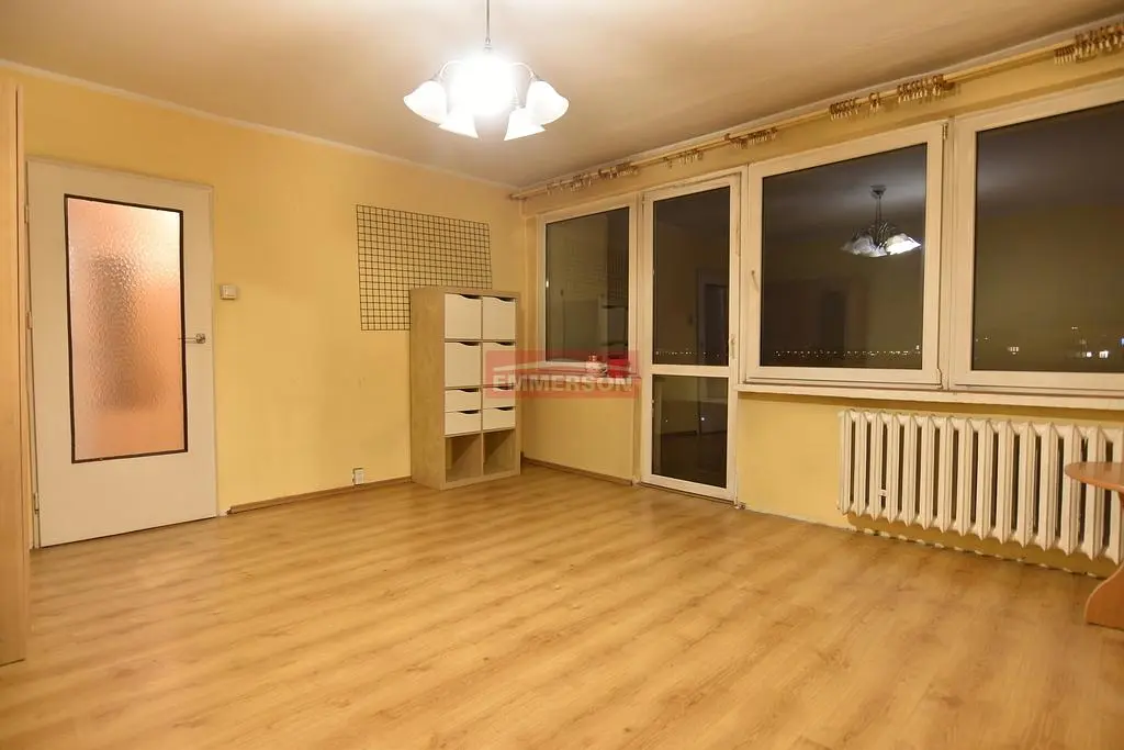 Дневна соба; дрвени под, природно светло