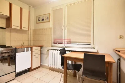 Cuisine; carrelage, électroménager, lumière naturelle