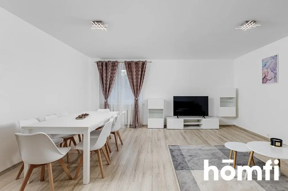 Woonkamer; houten vloer, natuurlijk licht, moderne stijl