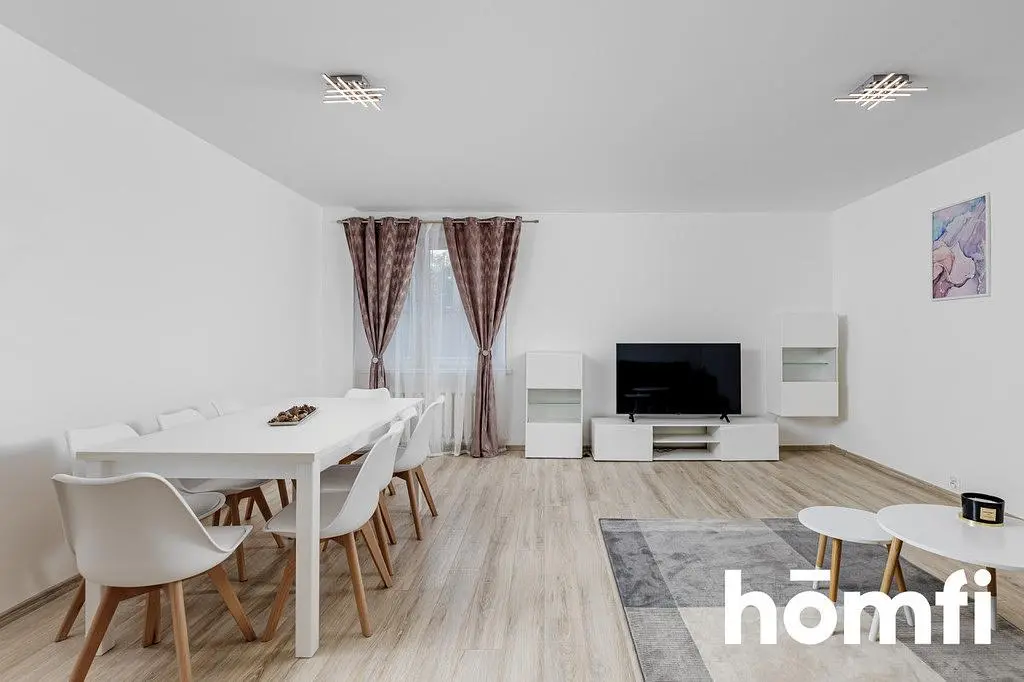 Woonkamer; houten vloer, natuurlijk licht, moderne stijl
