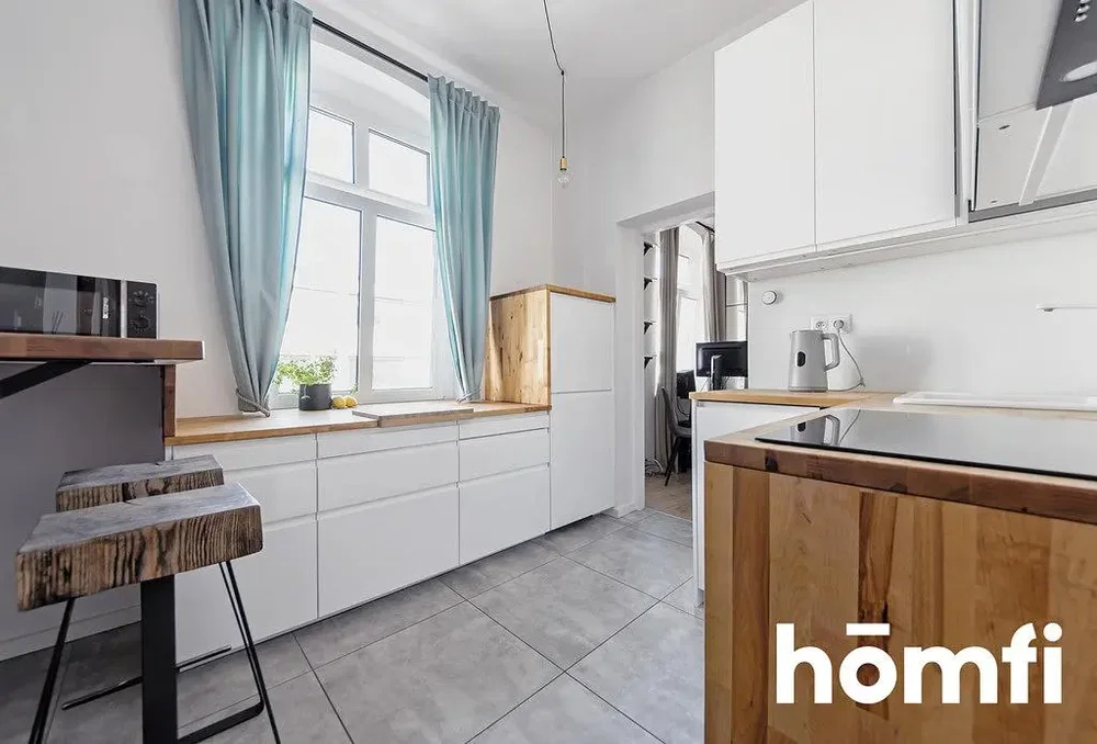 Кухиња; кухињски апарати, поглед, плочице, природно светло, модерни стил