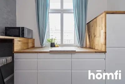 Кухиња; кухињски апарати, природно светло, модерни стил