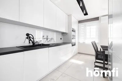 مطبخ; أجهزة المطبخ, أرضية من البلاط, ضوء طبيعي, أسلوب عصري