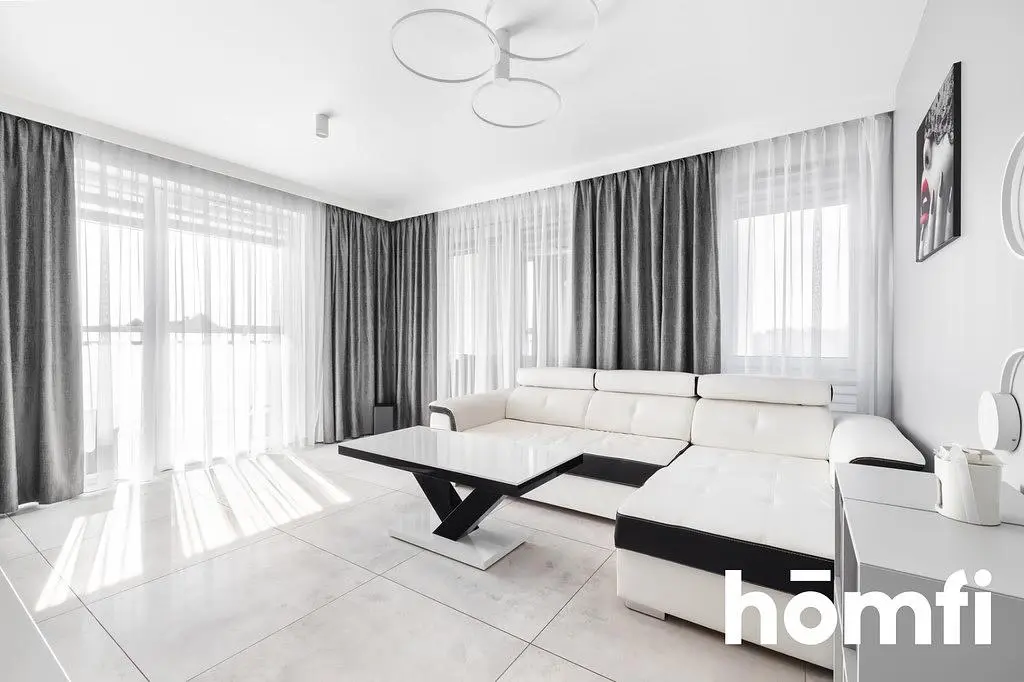 غرفة معيشة; ضوء طبيعي, أرضية من البلاط, أسلوب عصري