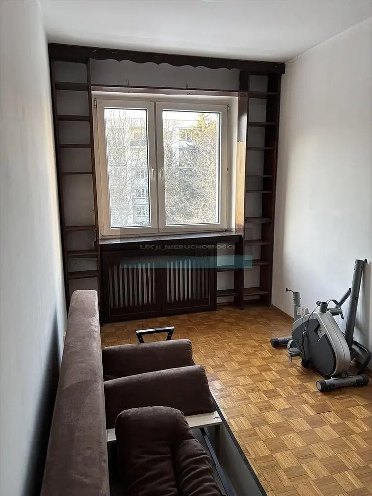 Oturma odası; doğal ışık, ahşap zemin, modern stil