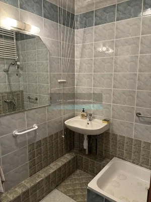 Banyo; fayans zemin, doğal ışık, tadilatlı