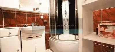 Salle de bain; carrelage, rénové, lumière naturelle