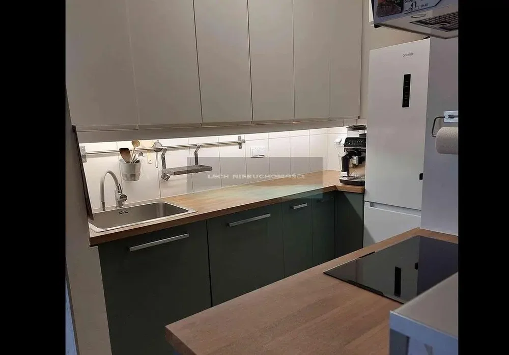 Cuisine; électroménager, rénové, lumière naturelle, style moderne