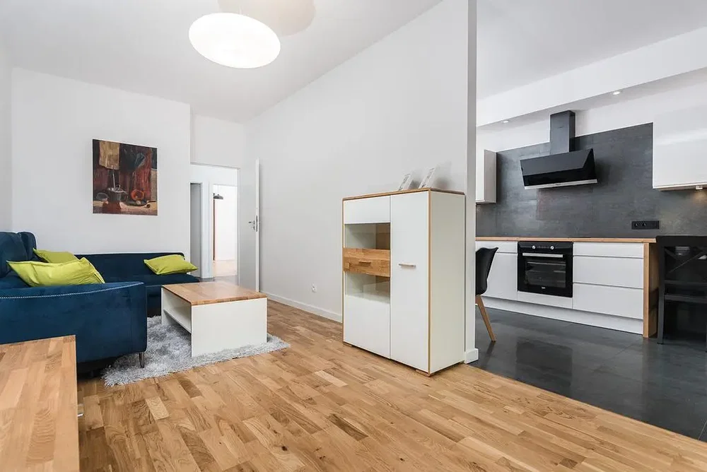 Wohnzimmer; holzboden, tageslicht, moderner stil, küchengeräte