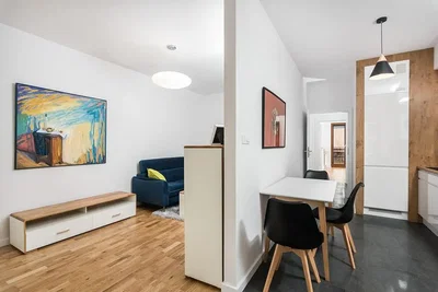 Wohnzimmer; holzboden, moderner stil, tageslicht