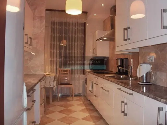 Кухиња; кухињски апарати, плочице, реновиран, природно светло, модерни стил