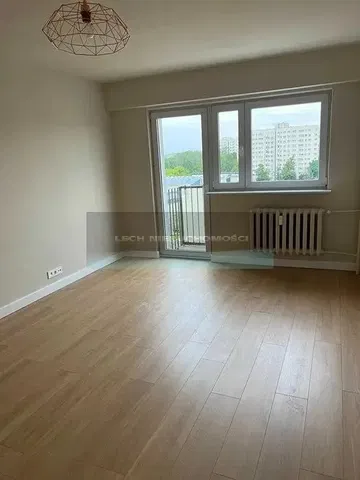 Дневна соба; поглед, дрвени под, природно светло