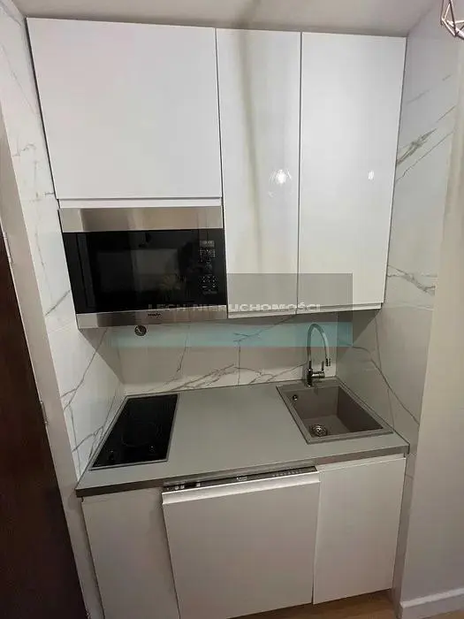 Кухиња; кухињски апарати, плочице, реновиран, природно светло