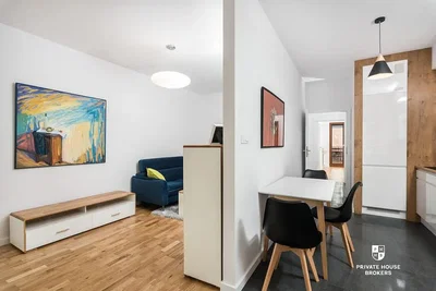 Wohnzimmer; holzboden, tageslicht, moderner stil