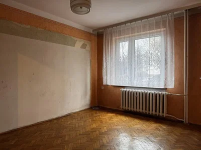 Спаваћа соба; дрвени под, природно светло, потребна реновација