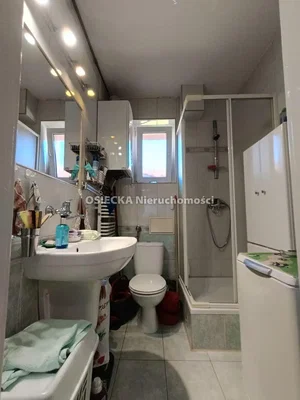 Badezimmer; fliesenboden, tageslicht