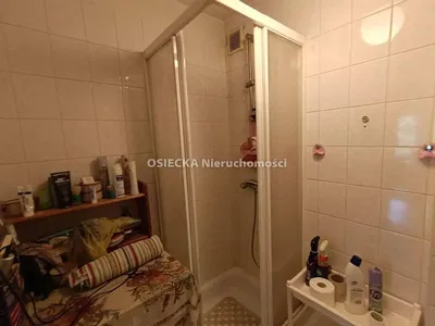 Badezimmer; fliesenboden, renovierungsbedürftig, tageslicht