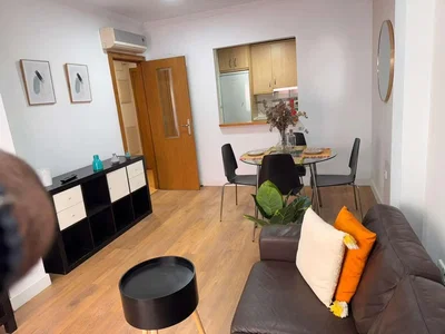 Oturma odası; doğal ışık, modern stil