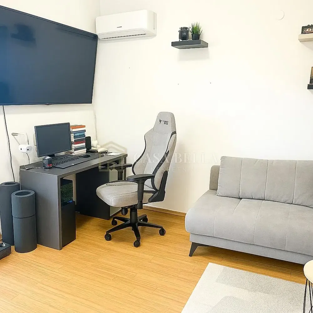 Oturma odası; ahşap zemin, doğal ışık, modern stil