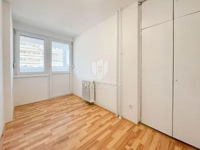 Yatak odası; manzara, fayans zemin, doğal ışık