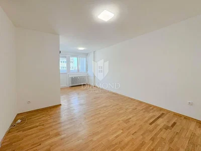 Oturma odası; ahşap zemin, doğal ışık