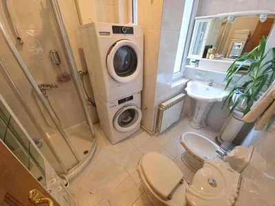 Banyo; fayans zemin, doğal ışık