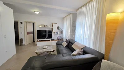 Obývací pokoj; přirozené světlo, moderní styl, dlažba