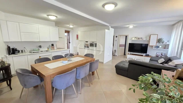 Sala de estar; vista, chão de azulejo, luz natural