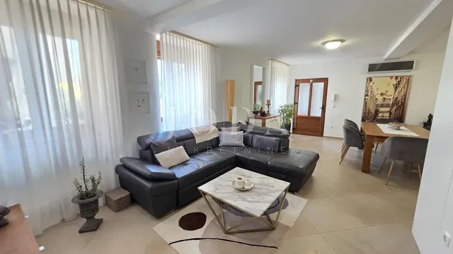 Sala de estar; luz natural, chão de azulejo, estilo moderno