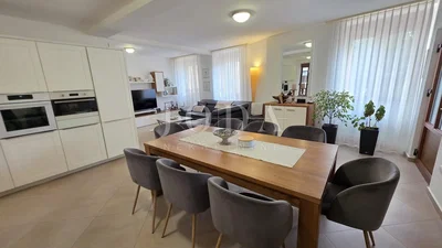 Kuchyně; kuchyňské spotřebiče, dlažba, přirozené světlo, moderní styl