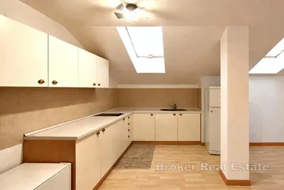 Kuhinja; kuhinjski aparati, pločice, prirodno svjetlo