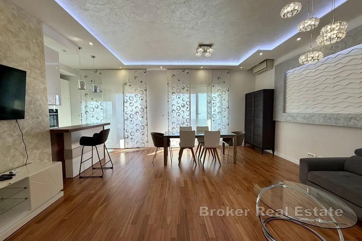 Dnevna soba; drveni pod, prirodno svjetlo, moderni stil