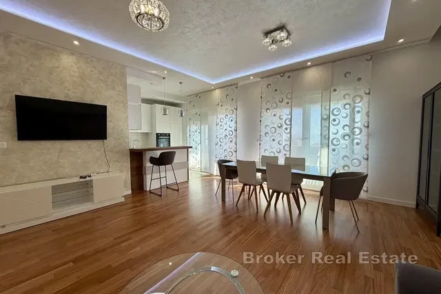 Sala de estar; chão de madeira, estilo moderno, luz natural, eletrodomésticos