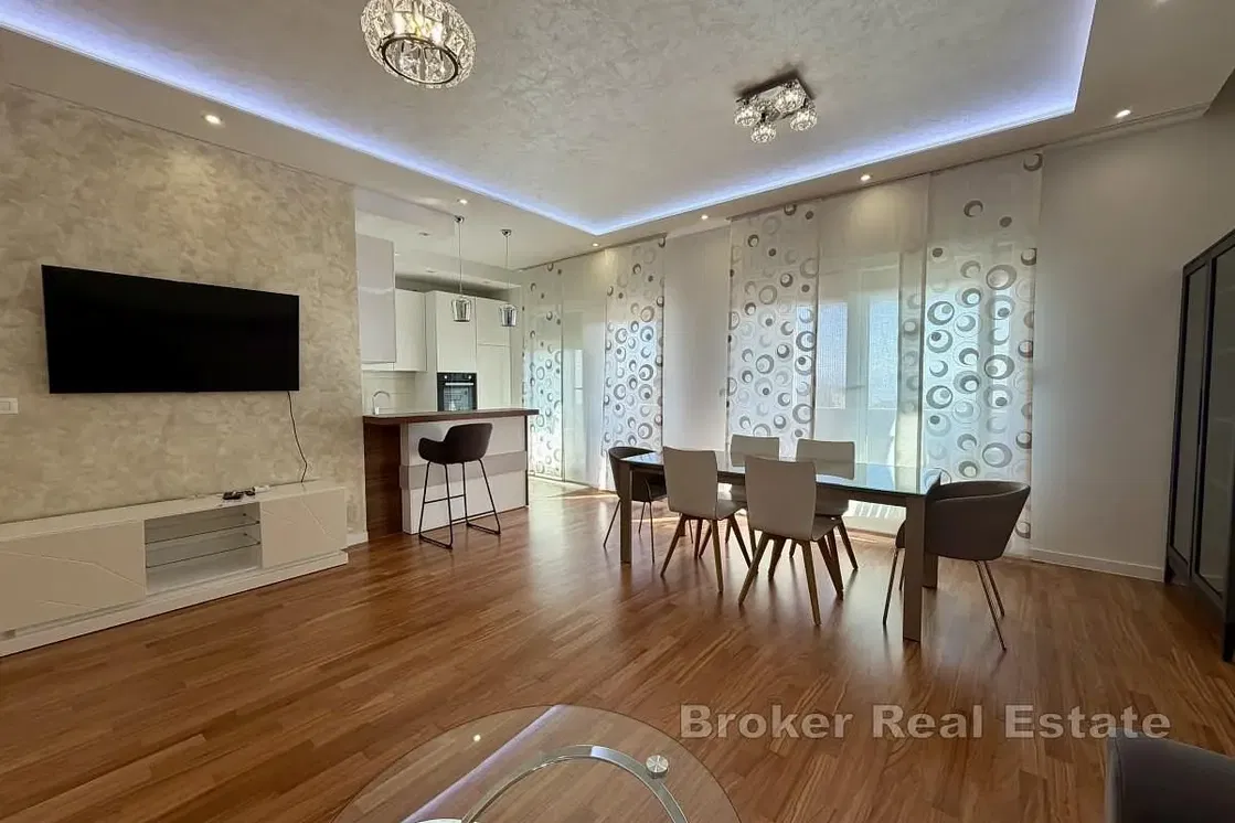 Dnevna soba; drveni pod, moderni stil, prirodno svjetlo, kuhinjski aparati