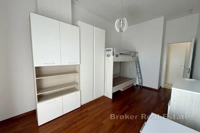 Spavaća soba; drveni pod, prirodno svjetlo