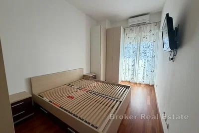Spavaća soba; drveni pod, prirodno svjetlo