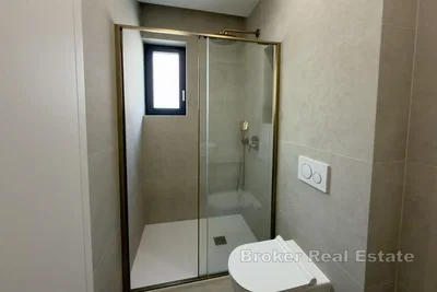 Kupaonica; pločice, prirodno svjetlo, renoviran