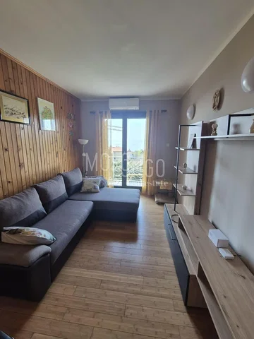 Salon; widok, podłoga drewniana, światło dzienne, styl nowoczesny