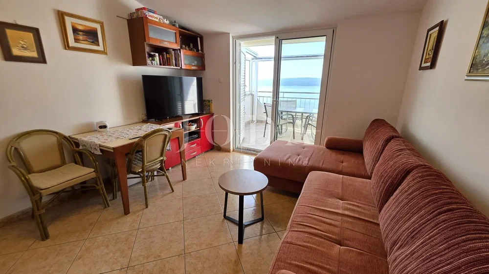 Obývací pokoj; výhled, dlažba, přirozené světlo