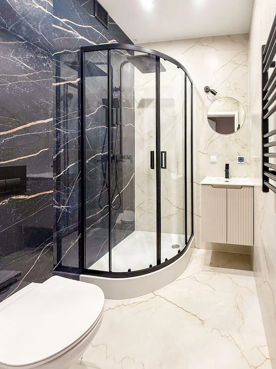 Banyo; fayans zemin, tadilatlı, doğal ışık, modern stil