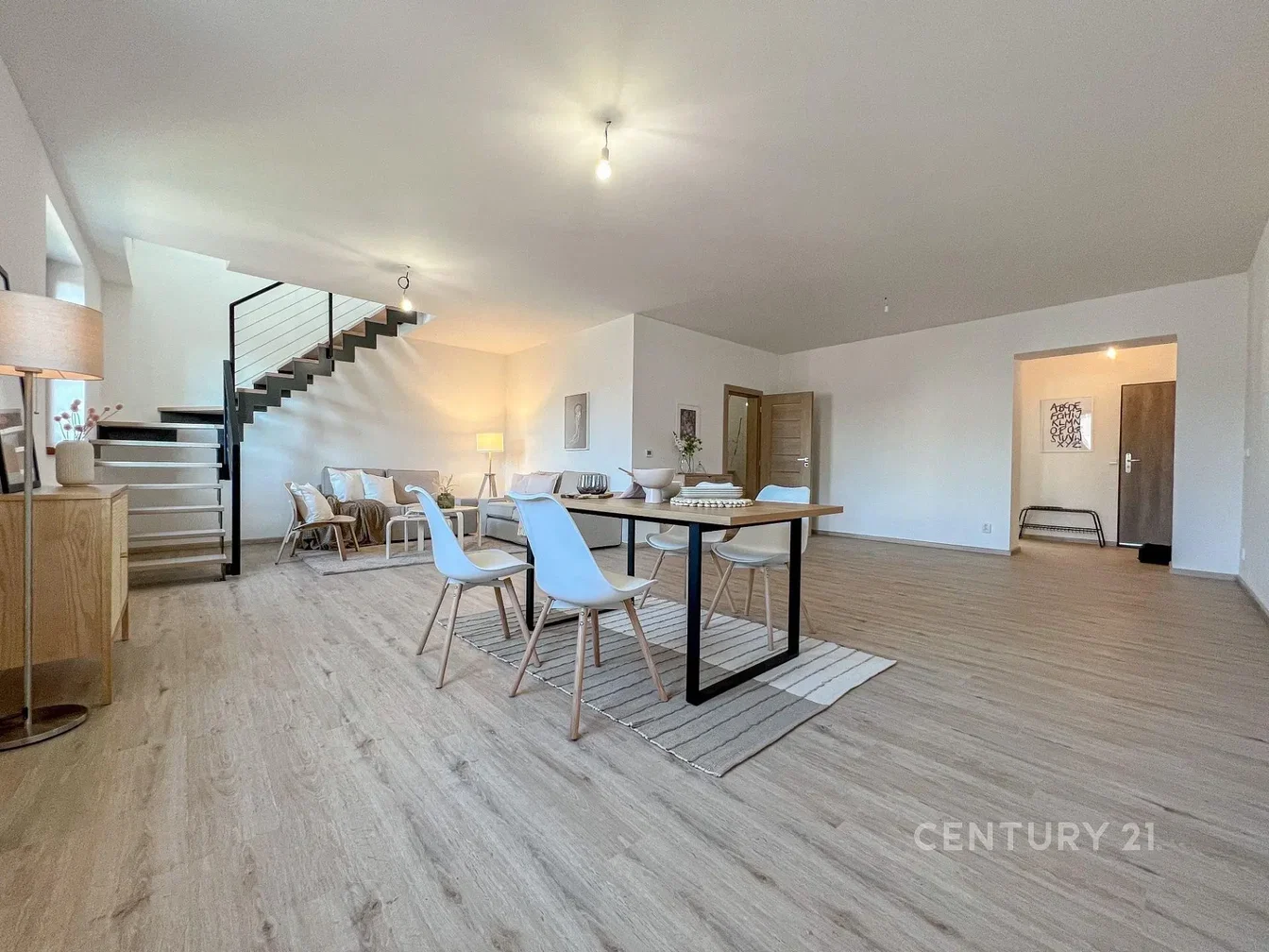 Soggiorno; luce naturale, stile moderno, pavimento in legno