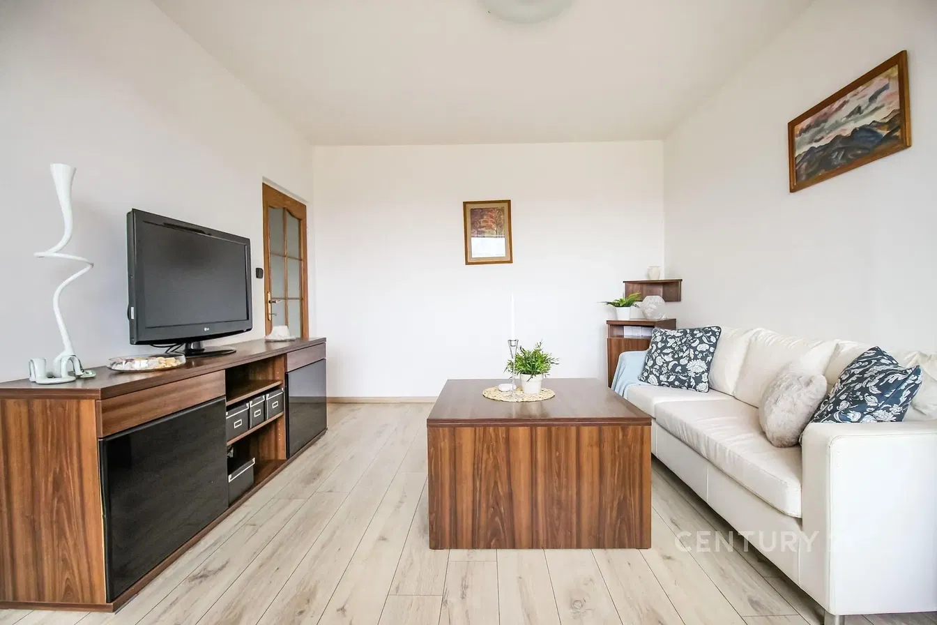 Soggiorno; pavimento in legno, luce naturale, stile moderno